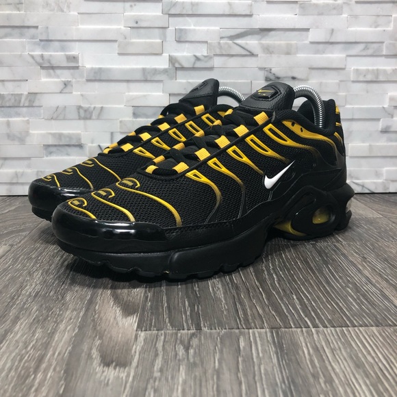 black and yellow air max plus womens